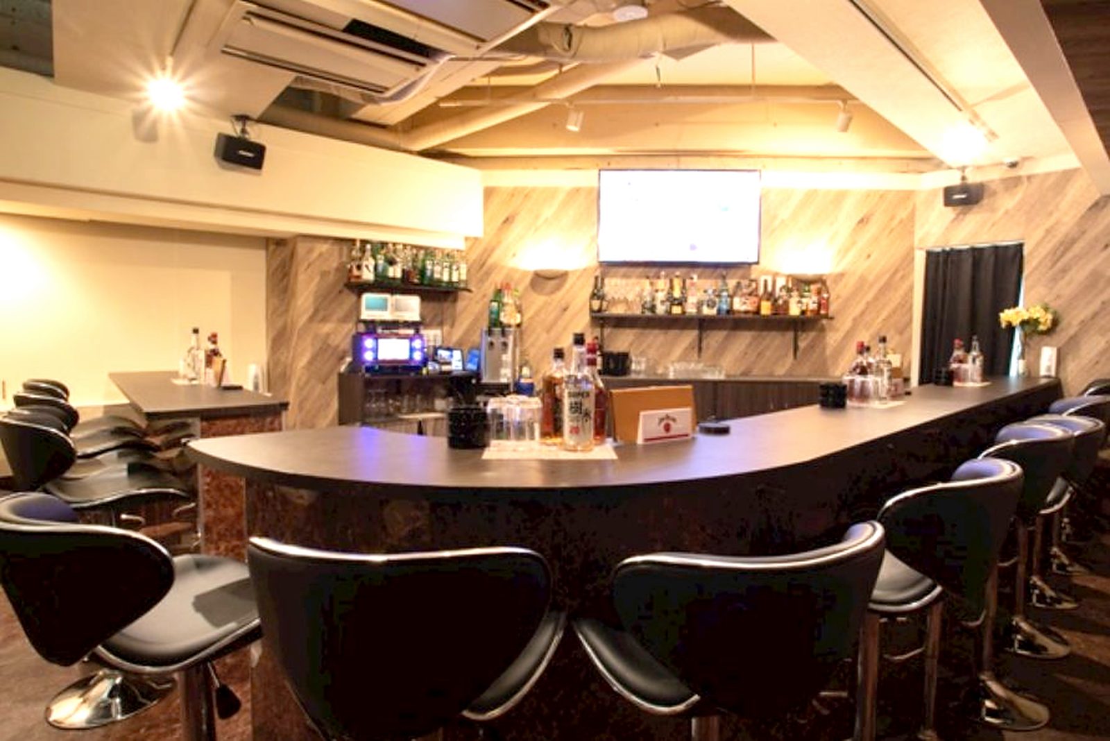 Laplace（ラプラス）店内 — 曲線を描くカウンター14席